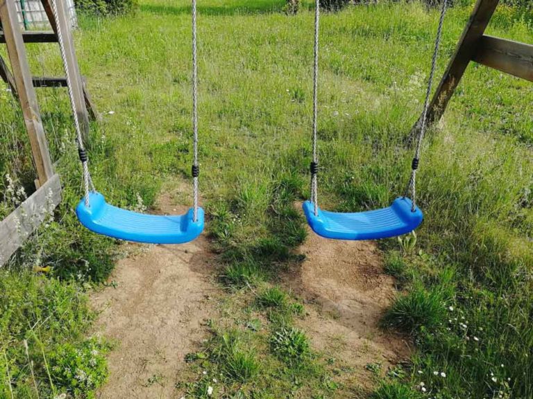 Einen Spielturm oder Schaukel sicher am Boden befestigen Sicherheit der Kinder beim Spielen