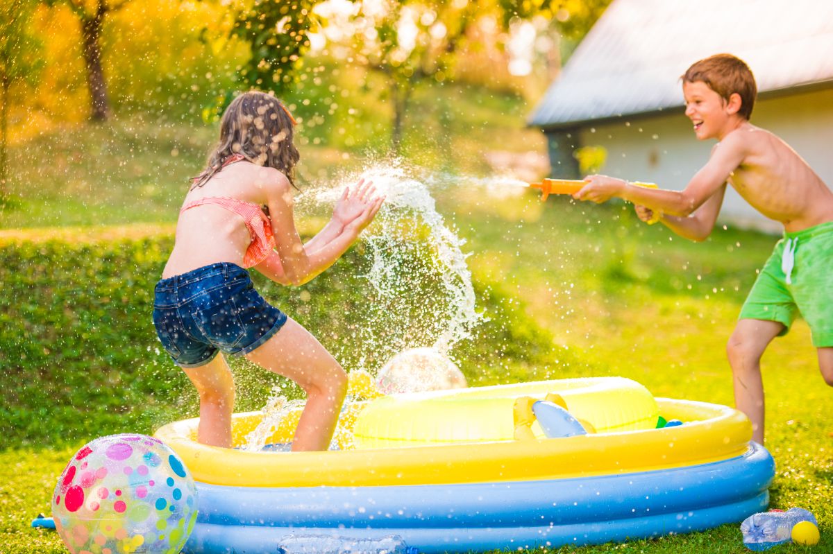 Kinder spielen im Planschbecken