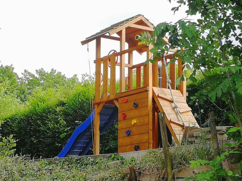 Spielturm aus Holz im Garten