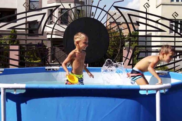 stahlrahmenpool im Garten